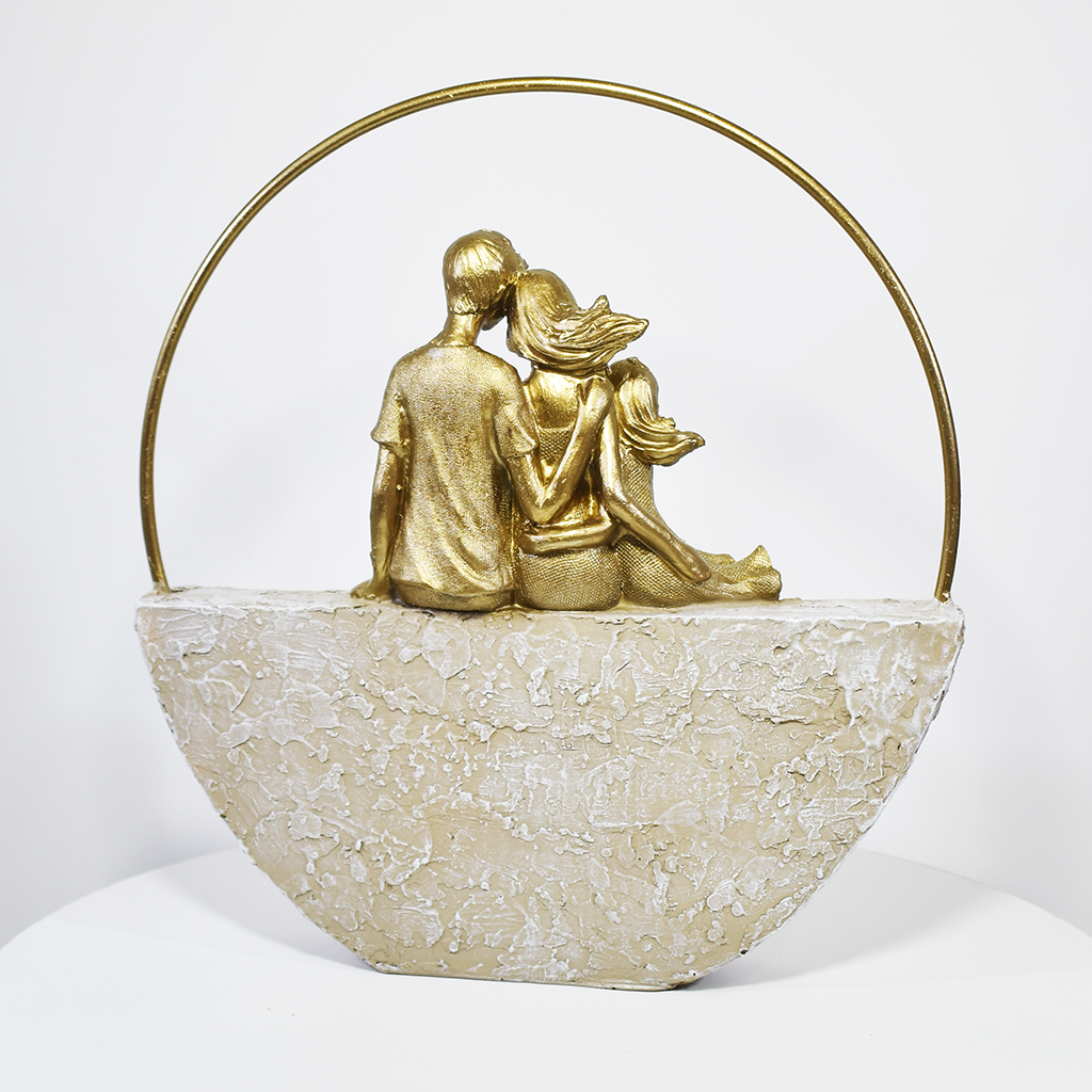 Escultura decorativa dourada de casal com filha em resina, peça elegante e simbólica para decoração de casa, sala ou quarto.