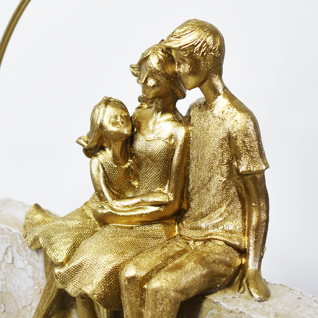Escultura decorativa dourada de casal com filha em resina, peça elegante e simbólica para decoração de casa, sala ou quarto.