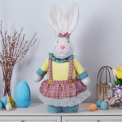 Coelha decorativa de Páscoa em pelúcia com vestido colorido, ideal para decoração de mesa, aparador e sala de estar.