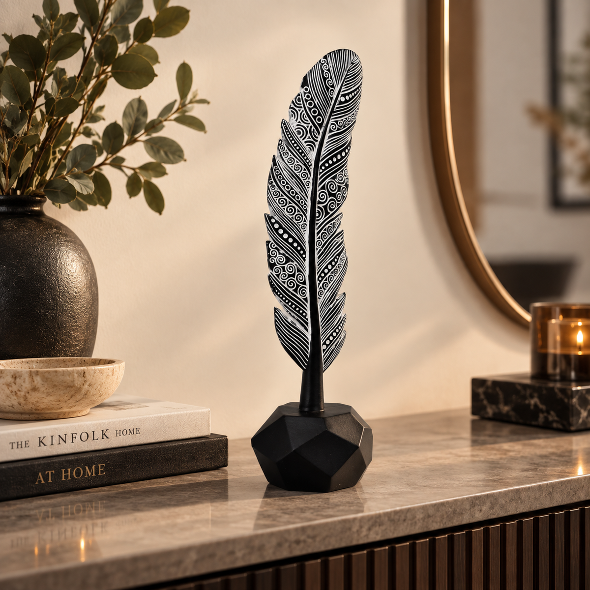 Folha decorativa em formato de pena, disponível nos tamanhos P e M. Ideal para decoração de casa elegante, salas, aparadores, estantes e ambientes sofisticados.
