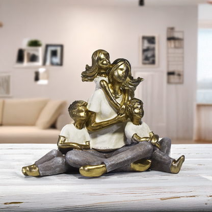 Escultura decorativa de mãe sentada com dois filhos e uma filha, confeccionada em resina com acabamento dourado, branco e cinza, medindo 15 x 11,5 x 8 cm.