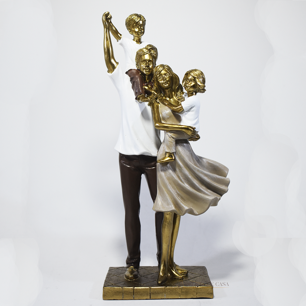 Escultura decorativa de família com pai, mãe, um filho e uma filha, confeccionada em resina com acabamento dourado, branco e marrom, medindo 29,5 x 14 x 8,5 cm.