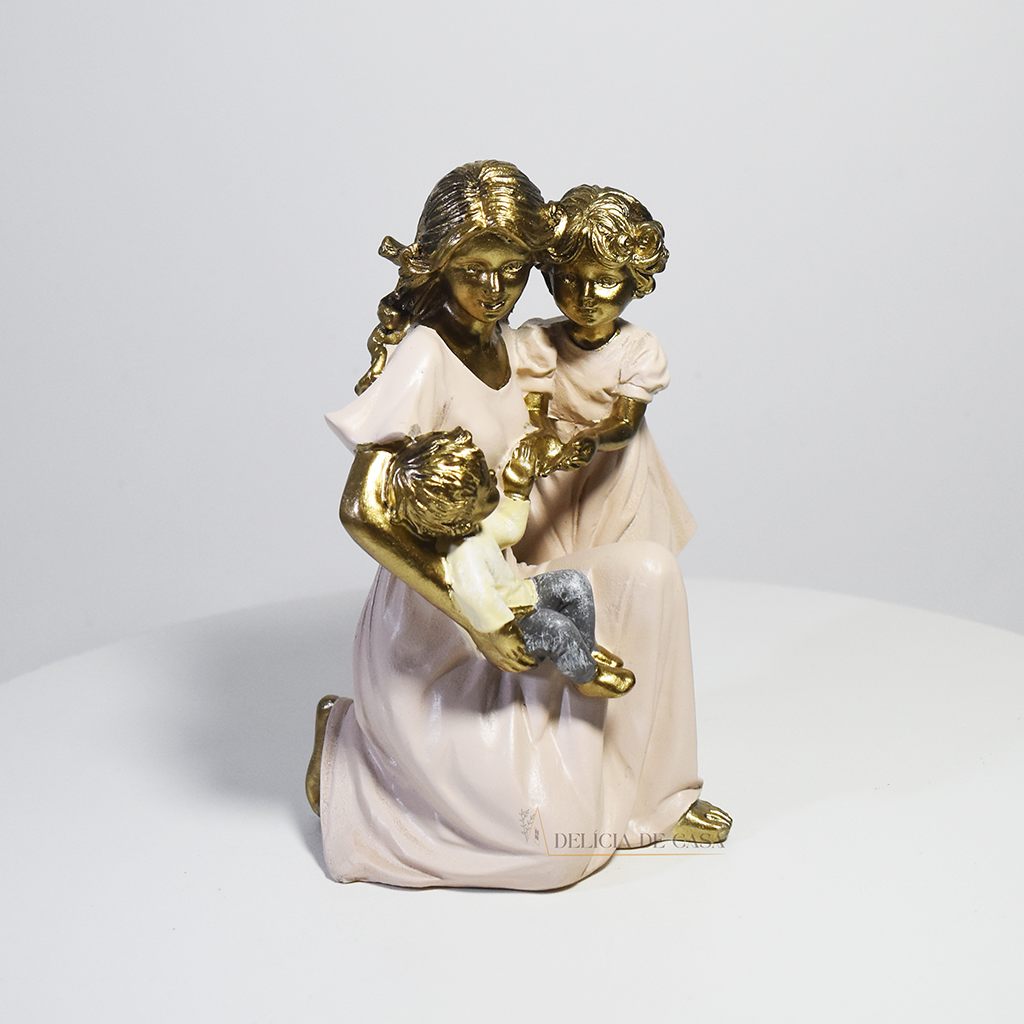 Escultura decorativa em resina representando mãe ajoelhada com dois filhos, simbolizando amor, cuidado, proteção e união familiar.