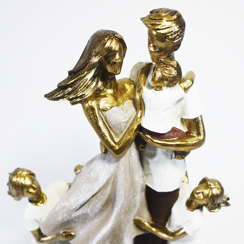 Escultura decorativa em resina representando pai, mãe, um filho e duas filhas em uma composição elegante, com acabamento dourado, branco e marrom, simbolizando amor, união e proteção familiar. Medidas 26x15x6,5 cm.