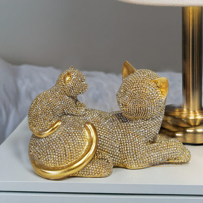 Escultura decorativa de gato dourado com filhote em resina brilhante, peça elegante para decoração de sala, estante ou aparador.