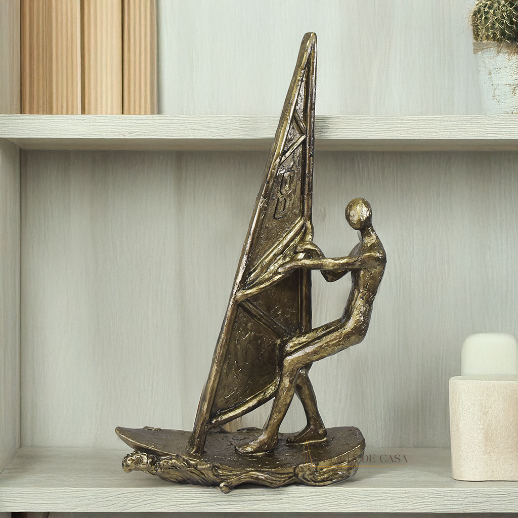 Escultura decorativa de windsurf em resina com acabamento bronze para decoração de sala ou escritório.