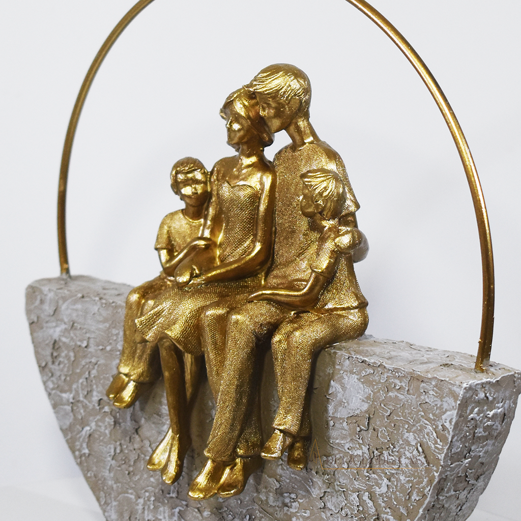 Família Decorativa Escultura Dourada com Casal e Filhos Meninos Decoração de Luxo para Casa