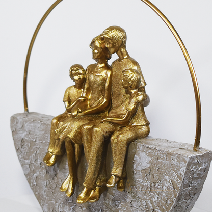 Família Decorativa Escultura Dourada com Casal e Filhos Meninos Decoração de Luxo para Casa