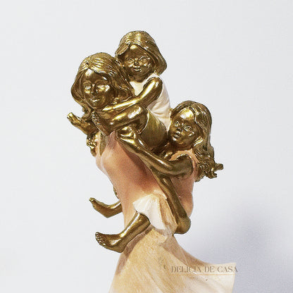 Escultura Família em Resina Mãe com 2 Filhas - Presente de Dia das Mães