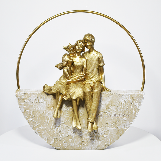 Escultura decorativa dourada de casal com filha em resina, peça elegante e simbólica para decoração de casa, sala ou quarto.