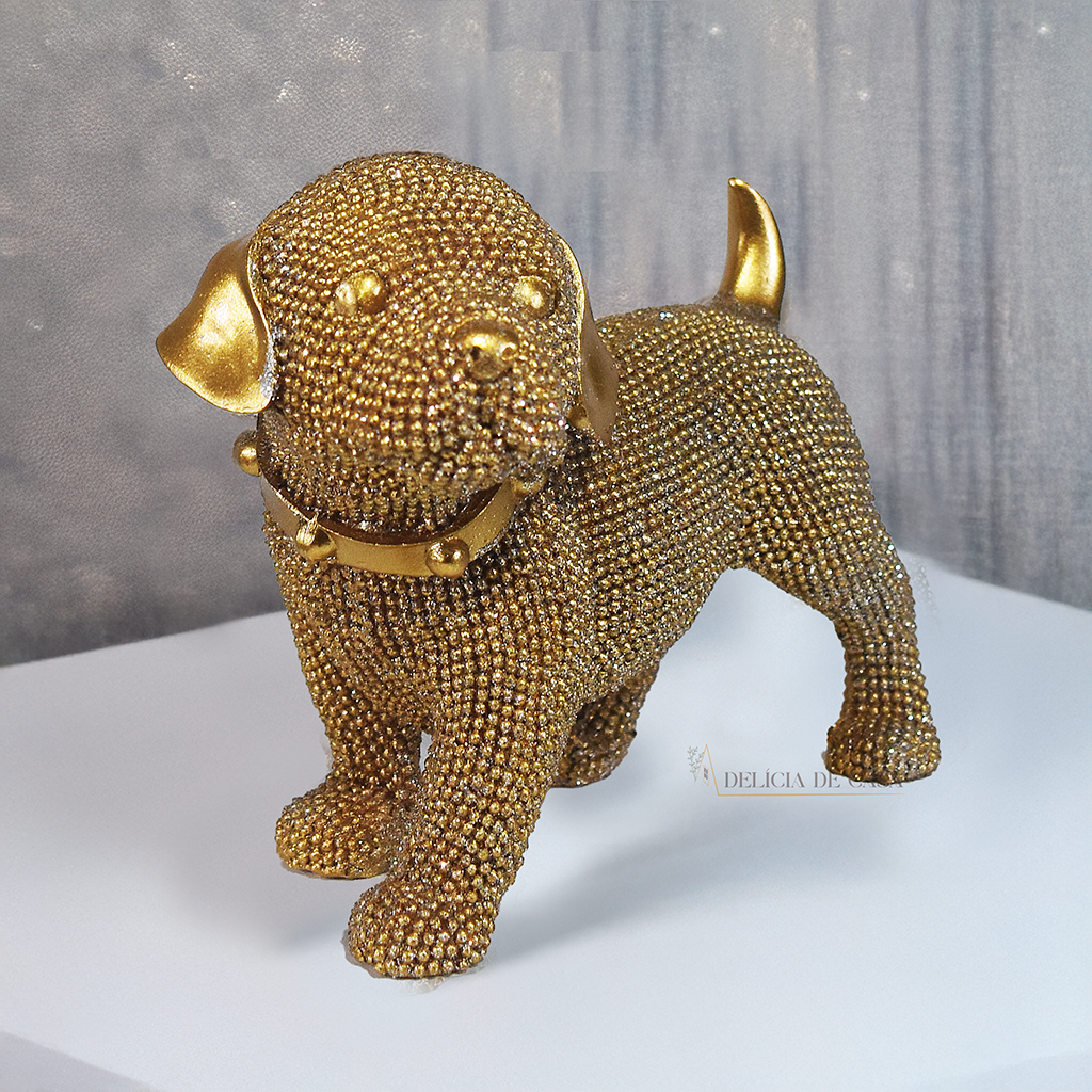 Escultura decorativa de cachorro em resina dourada com acabamento brilhante, ideal para decoração de ambientes ou presente para amantes de pets.