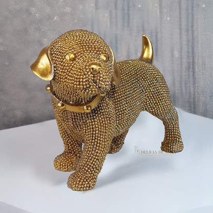 Escultura decorativa de cachorro em resina dourada com acabamento brilhante, ideal para decoração de ambientes ou presente para amantes de pets.