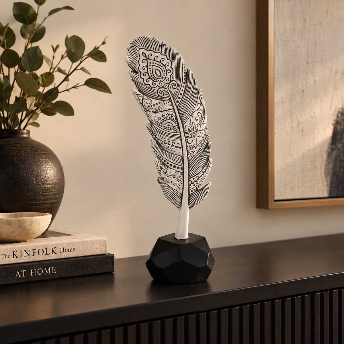 Folha decorativa em formato de pena, disponível nos tamanhos P e M. Ideal para decoração de casa elegante, salas, aparadores, estantes e ambientes sofisticados.