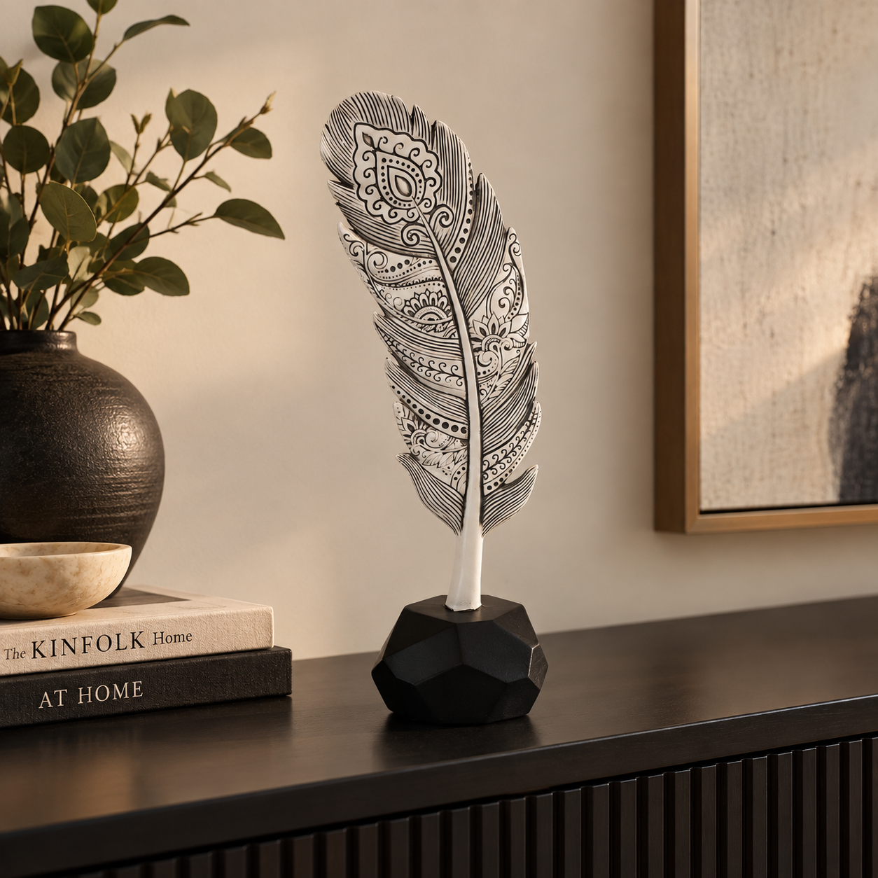 Folha decorativa em formato de pena, disponível nos tamanhos P e M. Ideal para decoração de casa elegante, salas, aparadores, estantes e ambientes sofisticados.