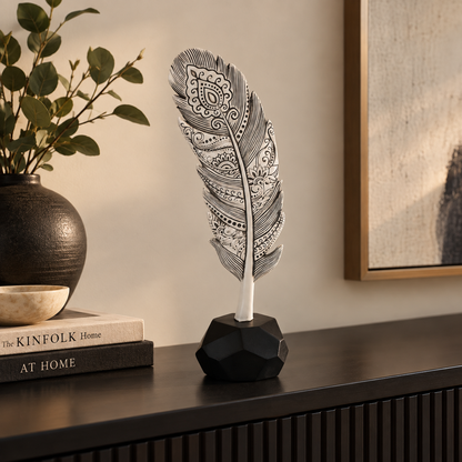 Folha decorativa em formato de pena, disponível nos tamanhos P e M. Ideal para decoração de casa elegante, salas, aparadores, estantes e ambientes sofisticados.
