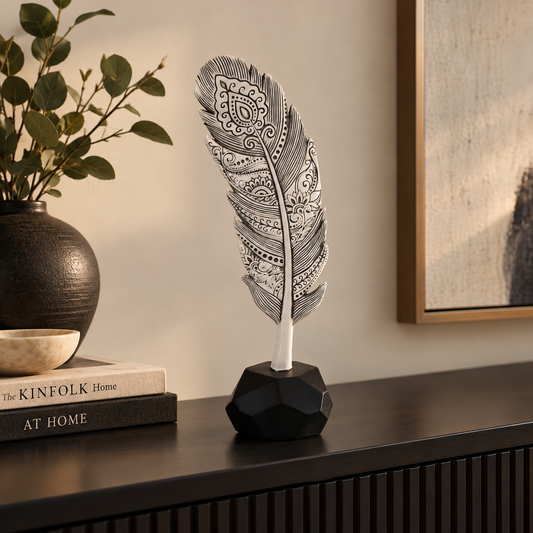 Folha decorativa em formato de pena, disponível nos tamanhos P e M. Ideal para decoração de casa elegante, salas, aparadores, estantes e ambientes sofisticados.