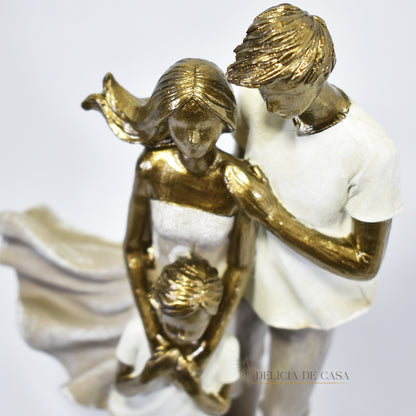 Escultura de família com filho menino em resina dourada, ideal para decoração de interiores e como presente simbólico para celebrar o amor familiar.