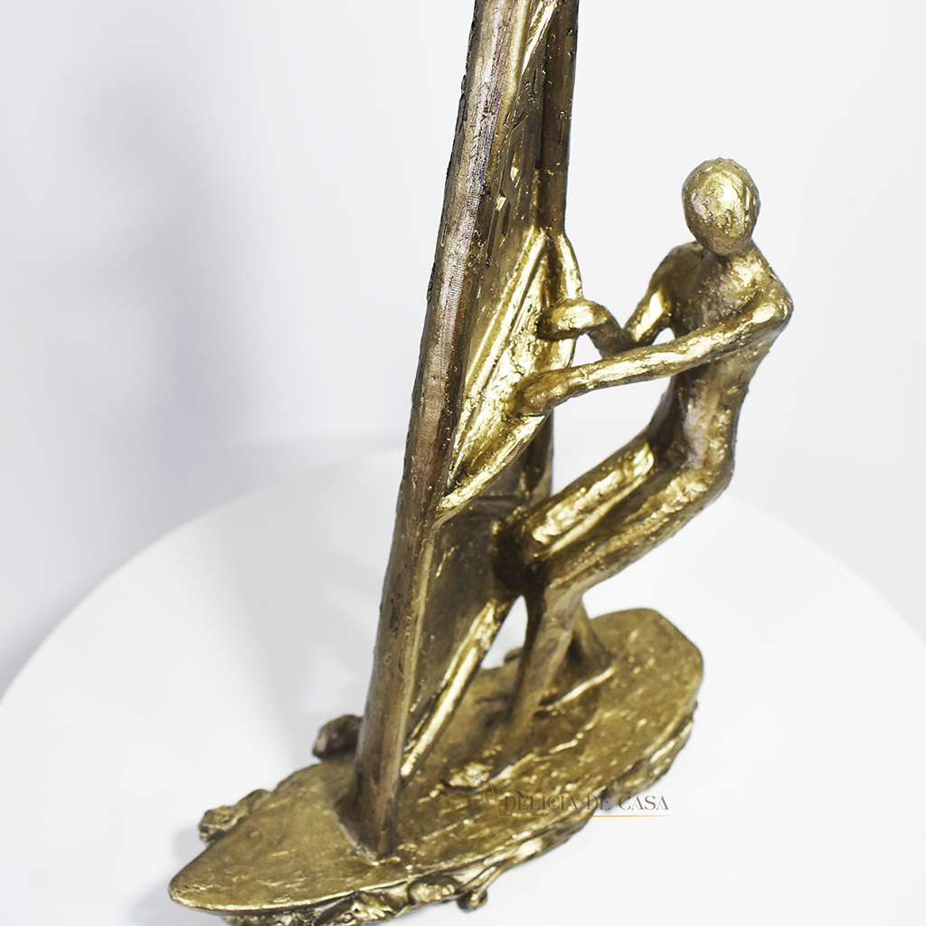 Escultura decorativa de windsurf em resina com acabamento bronze para decoração de sala ou escritório.