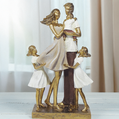 Escultura decorativa em resina representando pai, mãe, um filho e duas filhas em uma composição elegante, com acabamento dourado, branco e marrom, simbolizando amor, união e proteção familiar. Medidas 26x15x6,5 cm.