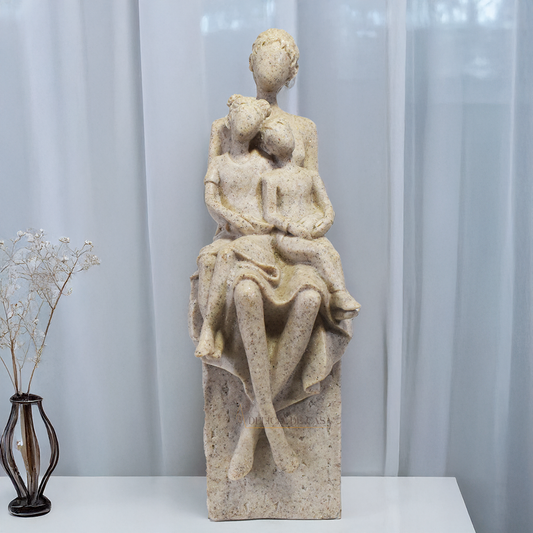 Escultura decorativa de mãe com dois filhos em resina com acabamento estilo mármore, peça elegante e delicada para decoração de interiores.