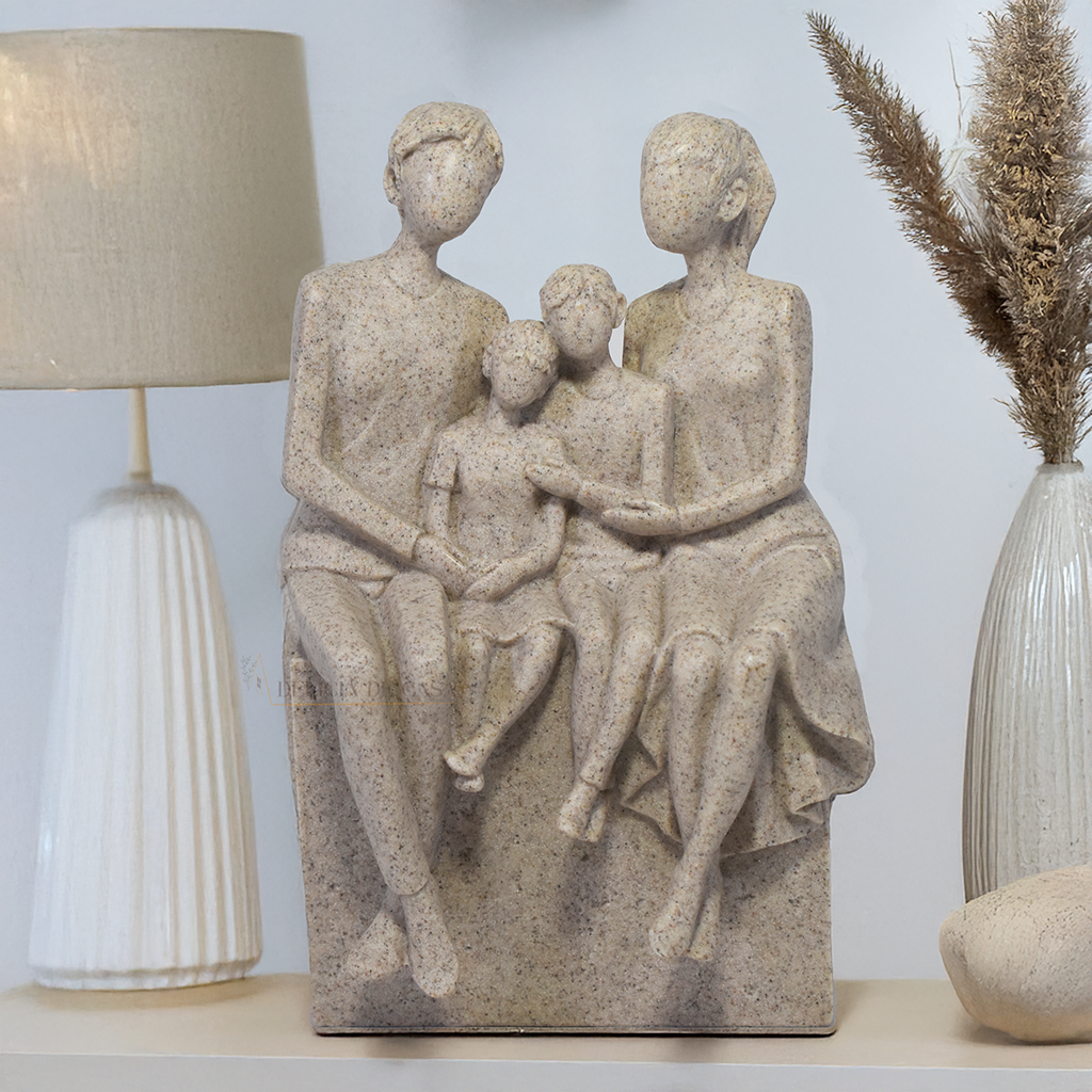 scultura família, decoração familiar, estátua família em resina, enfeite decorativo família, presente para família, decoração moderna, escultura casal com filhos, objeto decorativo para sala, presente dia das mães, presente dia dos pais, decoração minimalista.