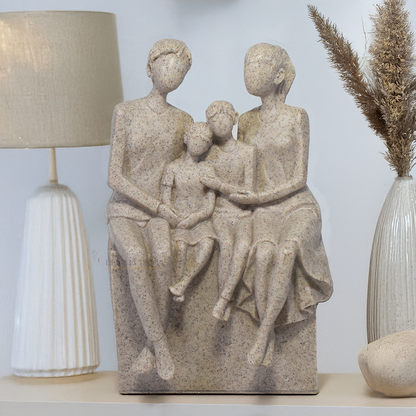 scultura família, decoração familiar, estátua família em resina, enfeite decorativo família, presente para família, decoração moderna, escultura casal com filhos, objeto decorativo para sala, presente dia das mães, presente dia dos pais, decoração minimalista.