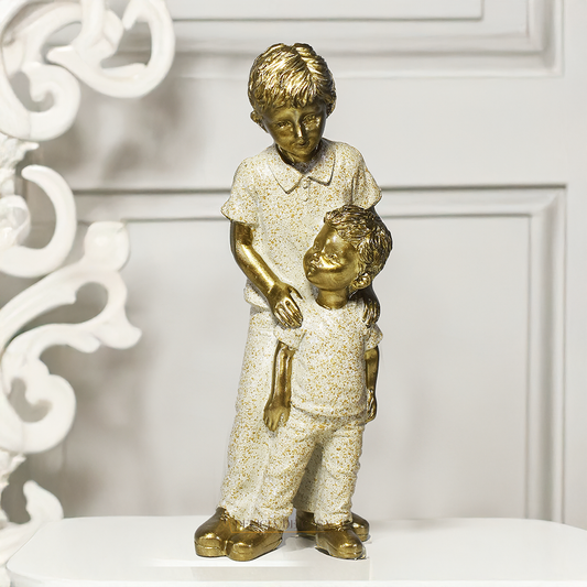 Escultura decorativa de dois irmãos em resina representando carinho e união familiar, ideal para decoração de casa ou presente.