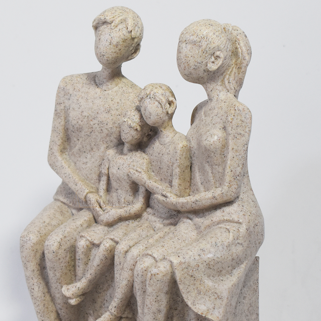 scultura família, decoração familiar, estátua família em resina, enfeite decorativo família, presente para família, decoração moderna, escultura casal com filhos, objeto decorativo para sala, presente dia das mães, presente dia dos pais, decoração minimalista.