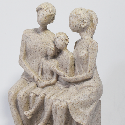 scultura família, decoração familiar, estátua família em resina, enfeite decorativo família, presente para família, decoração moderna, escultura casal com filhos, objeto decorativo para sala, presente dia das mães, presente dia dos pais, decoração minimalista.