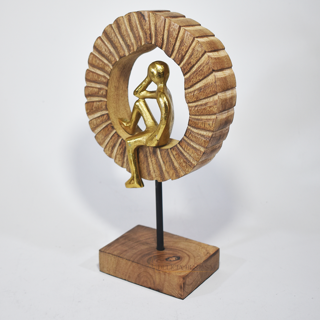 Escultura decorativa homem pensador dourado com base de madeira 27 cm