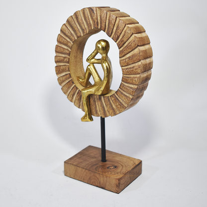 Escultura decorativa homem pensador dourado com base de madeira 27 cm