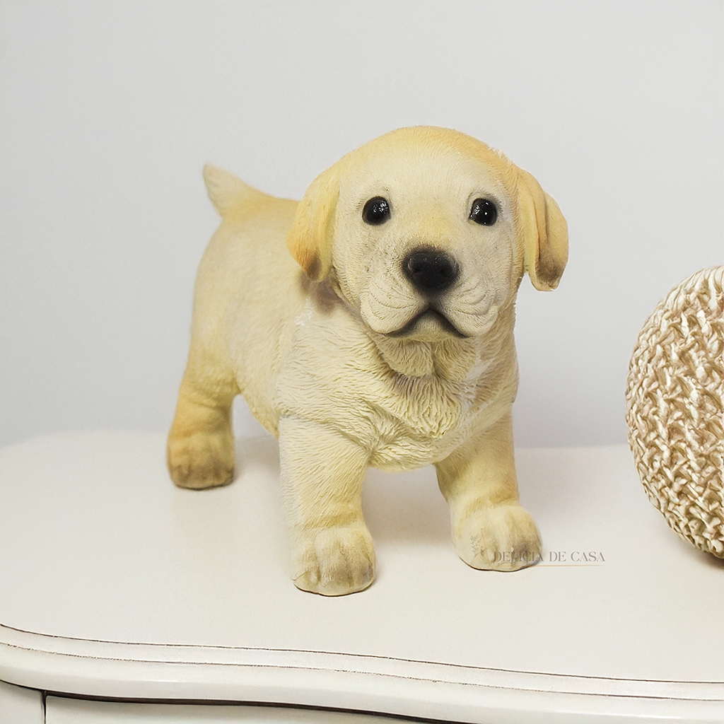 Esculturas decorativas de cachorros em resina representando as raças Labrador, Shih Tzu e Cavalier King Charles Spaniel, ideais para decoração ou presente.