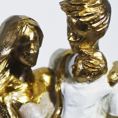 Escultura decorativa em resina representando casal com três filhos em um momento de união familiar, com acabamento dourado, branco e marrom, medindo 25,5 x 17 x 8 cm.