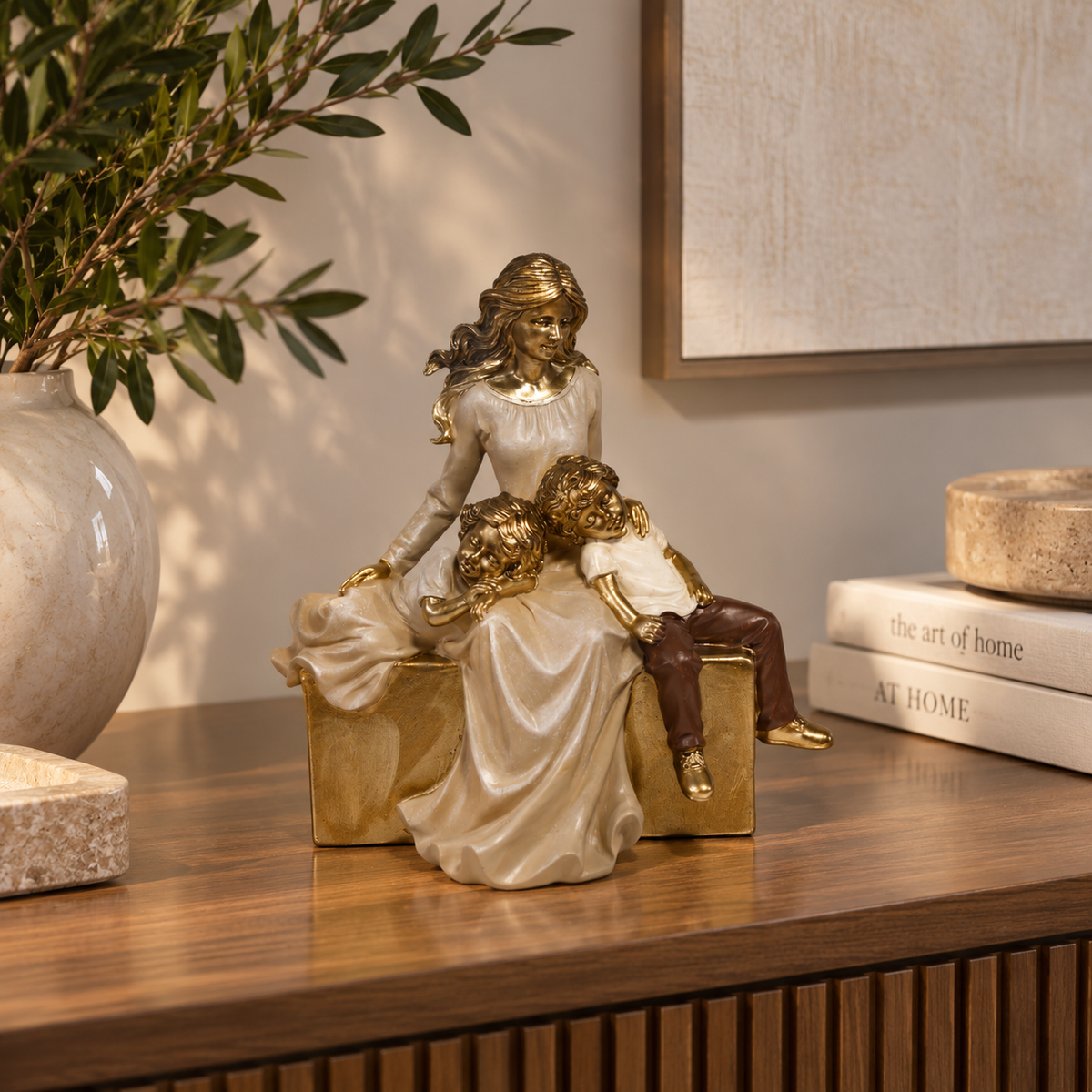 Escultura decorativa de mãe com casal de filhos para decoração de casa elegante