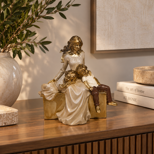 Escultura decorativa de mãe com casal de filhos para decoração de casa elegante