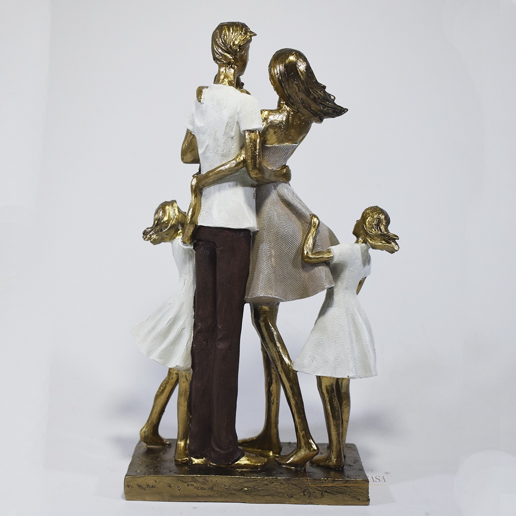 Escultura decorativa em resina representando pai, mãe, um filho e duas filhas em uma composição elegante, com acabamento dourado, branco e marrom, simbolizando amor, união e proteção familiar. Medidas 26x15x6,5 cm.