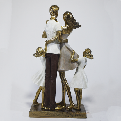 Escultura decorativa em resina representando pai, mãe, um filho e duas filhas em uma composição elegante, com acabamento dourado, branco e marrom, simbolizando amor, união e proteção familiar. Medidas 26x15x6,5 cm.
