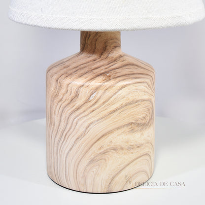 Abajur decorativo com base de madeira e cúpula de tecido bege. Um design moderno e funcional, perfeito para iluminar quartos, salas ou escritórios com estilo e aconchego.