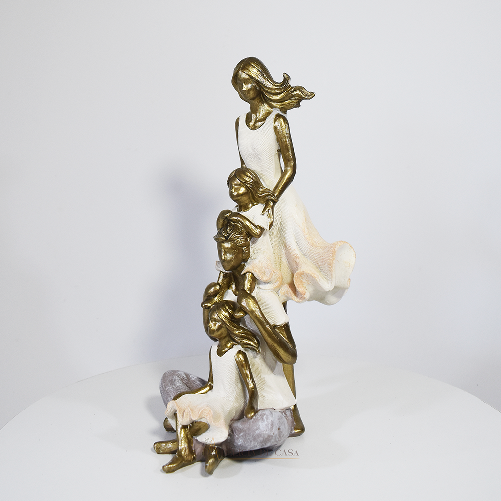 Escultura decorativa de família em resina com pais e filhas em composição artística, acabamento dourado e detalhes claros, ideal para decoração de interiores.