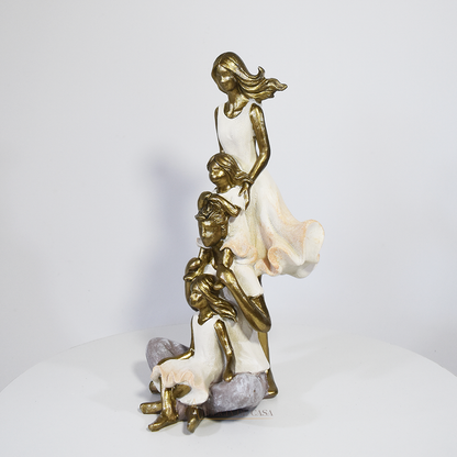 Escultura decorativa de família em resina com pais e filhas em composição artística, acabamento dourado e detalhes claros, ideal para decoração de interiores.