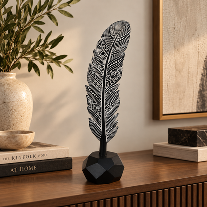 Folha Decorativa Pena Branca com Base Preta – Decoração Elegante para Casa