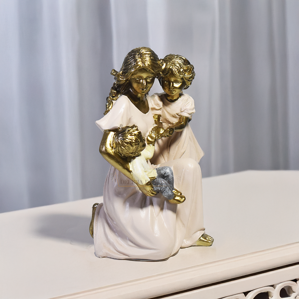 Escultura decorativa em resina representando mãe ajoelhada com dois filhos, simbolizando amor, cuidado, proteção e união familiar.