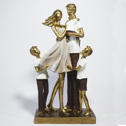 Escultura decorativa em resina representando casal com três filhos em um momento de união familiar, com acabamento dourado, branco e marrom, medindo 25,5 x 17 x 8 cm.