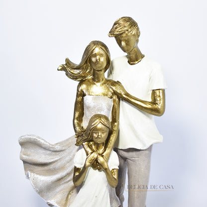 Escultura de família com filha menina em resina dourada, perfeita para decoração de interiores e como presente especial para celebrar o amor familiar.
