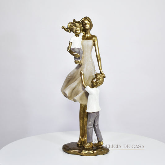 Escultura de mãe com dois filhos em resina dourada. Uma peça elegante e simbólica que representa o amor familiar, ideal para decorar ambientes ou presentear em ocasiões especiais.