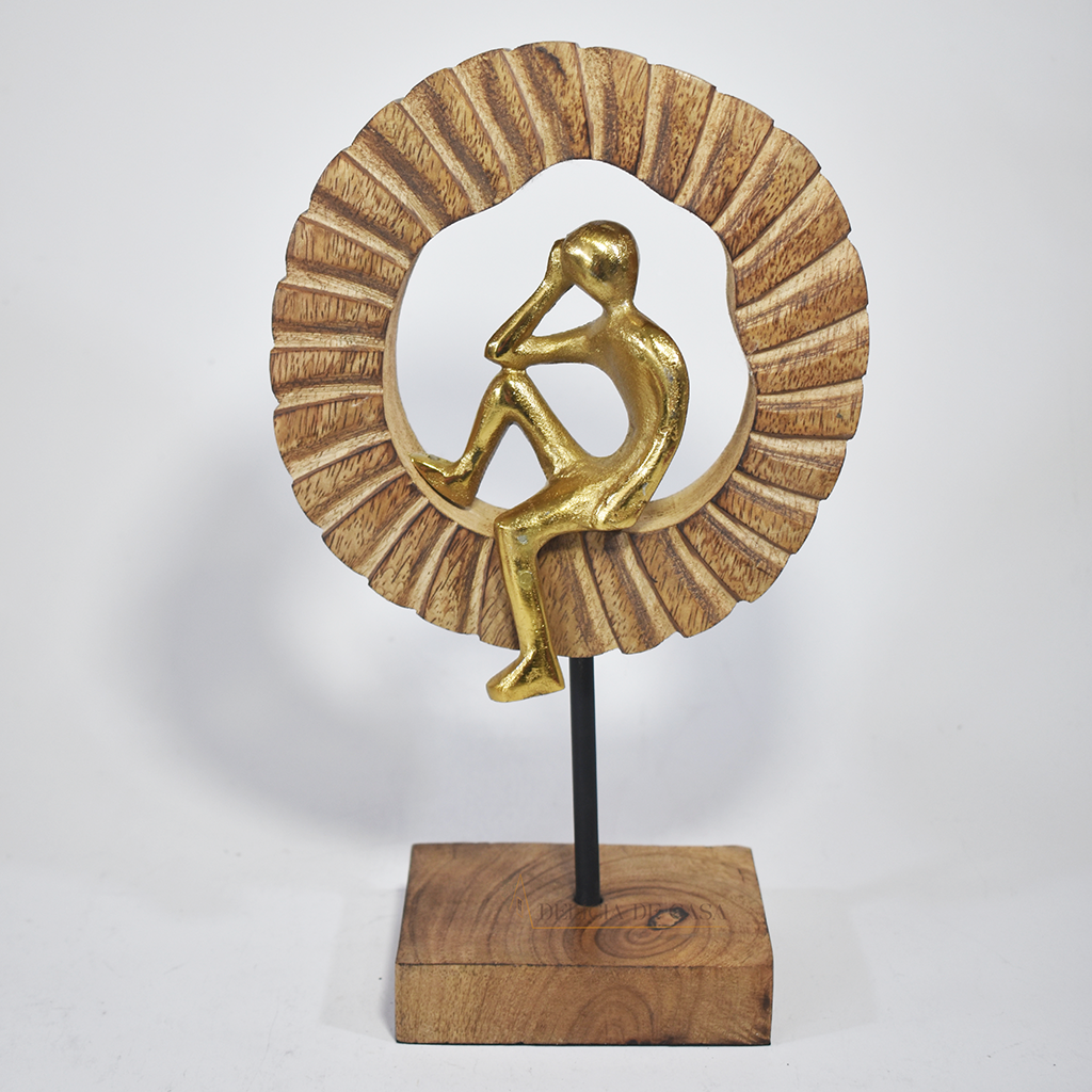 Escultura decorativa homem pensador dourado com base de madeira 27 cmProduct Image