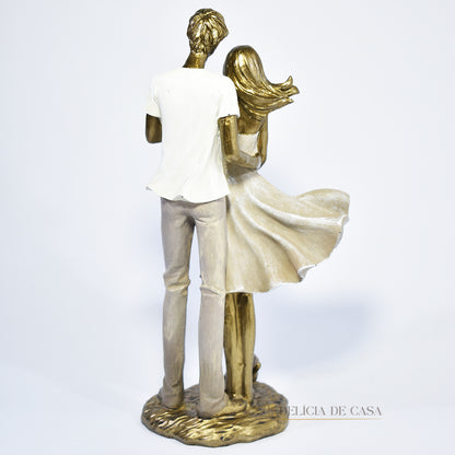 Escultura de família com filho menino em resina dourada, ideal para decoração de interiores e como presente simbólico para celebrar o amor familiar.