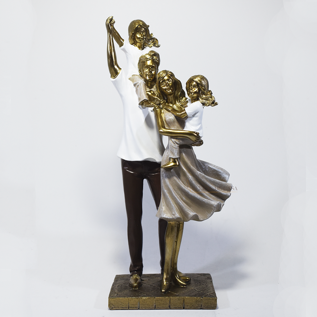 Escultura decorativa em resina representando pai, mãe e duas filhas em uma composição elegante e harmoniosa, com acabamento dourado, branco e marrom, simbolizando amor, união e felicidade familiar. Medidas 29,5x14x8,5 cm.