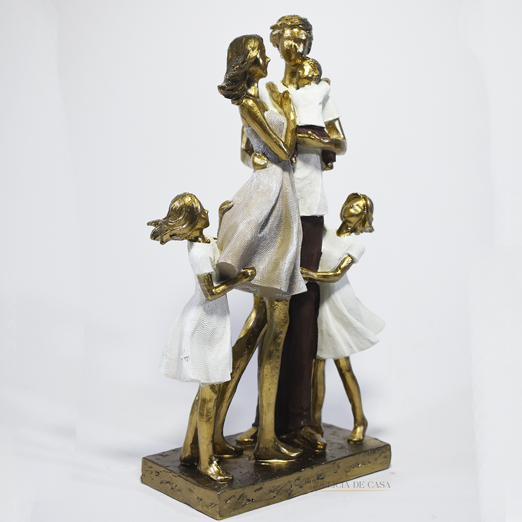 Escultura decorativa em resina representando pai, mãe, um filho e duas filhas em uma composição elegante, com acabamento dourado, branco e marrom, simbolizando amor, união e proteção familiar. Medidas 26x15x6,5 cm.