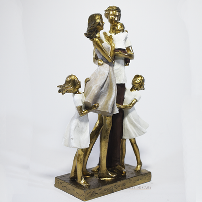 Escultura decorativa em resina representando pai, mãe, um filho e duas filhas em uma composição elegante, com acabamento dourado, branco e marrom, simbolizando amor, união e proteção familiar. Medidas 26x15x6,5 cm.